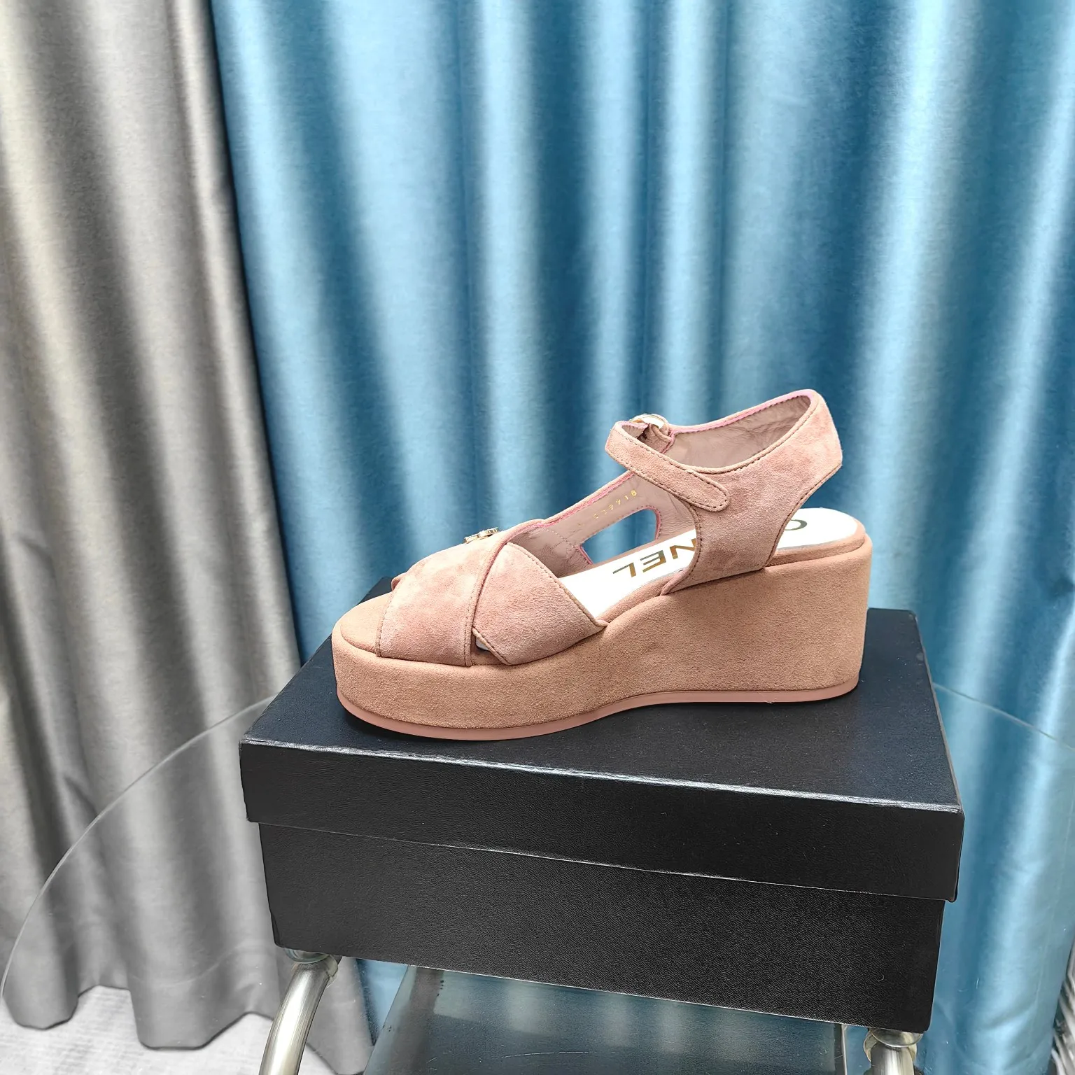 👟👟Ex-factory price 540👟👟 Top version Chanel/Chanel 24ss thick-soled lame-heeled sandals Material ☑️Fabric: patent leather/sheep ☑️Lining: sheepskin ☑️Outsole: original outsole ☑️Heel height: 7.5cm ☑️Number of yards: 35-40